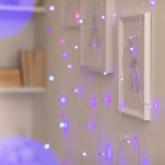 Guirlande lumineuse rideau à LED violettes sur fils transparents, accrochée au mur décoratif