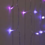 Rideau de guirlande LED violet sur fils transparents décoratif