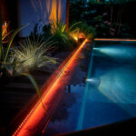 Ruban LED RGB silicone flexible rouge installé le long du bord de piscine extérieur