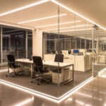 Ruban LED blanc chaud installé en bande linéaire sur plafond et plinthes d'un bureau
