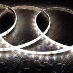 Ruban LED flexible blanc froid SMD éclairé sur surface humide