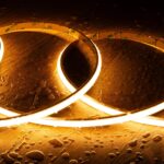 Ruban LED blanc chaud silicone flexible étanche posé en boucles sur surface mouillée