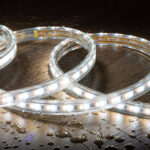 Ruban LED étanche enroulé, gainé silicone, lumière blanc froid, gouttes d'eau visibles