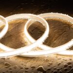 Ruban LED étanche flexible blanc enroulé avec lumière continue et gouttes d'eau