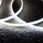 Ruban LED flexible étanche émettant lumière blanche froide posé sur surface mouillée