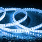 Ruban LED bleu étanche flexible SMD enroulé avec points lumineux visibles sur surface humide