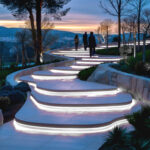 Ruban LED sous marches d'escalier extérieur, éclairage blanc neutre continu soulignant les contremarches