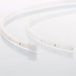 Ruban LED flexible étanche en silicone avec LED SMD visibles, section courbée