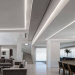 Ruban LED blanc froid encastré en plafond, lignes continues dans corniche pour éclairage architectural