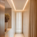 Ruban LED encastré blanc neutre, bande lumineuse flexible installée dans corniche de plafond