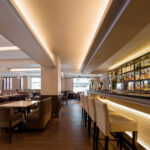 Ruban LED blanc chaud encastré au plafond et sous le comptoir, éclairage d'ambiance pour bar