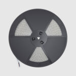 Ruban LED en bobine, bande blanche enroulée sur bobine noire avec fils d'alimentation apparents