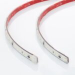 Ruban LED flexible en silicone, SMD sur circuit blanc, bande adhésive rouge visible, largeur étroite