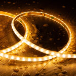 Ruban LED flexible blanc chaud, bande étroite SMD, LEDs alignées, posé sur surface humide