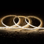 Ruban LED enroulé blanc neutre, flexible et étanche, posé sur surface mouillée