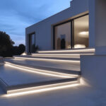 Ruban LED extérieur blanc chaud encastré sous marches d'escalier moderne, éclairage linéaire indirect
