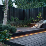 Ruban LED extérieur blanc chaud posé en bordure encastrée sur terrasse en bois