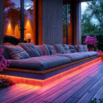 Ruban LED extérieur sous banquette en bois, liseré lumineux ambre-rose pour terrasse