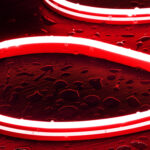 Ruban LED néon flexible rouge, courbé avec gouttes d'eau