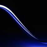 Ruban LED néon bleu flexible en bande courbée, éclairage linéaire sur fond noir