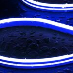 Ruban LED néon bleu flexible en tube, courbes visibles avec gouttes d'eau