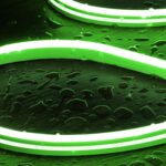 Ruban néon LED vert flexible en tube, posé sur surface humide avec gouttes d'eau