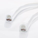 Ruban LED néon semi-circulaire blanc opale, gaine silicone flexible montrant pistes et conducteurs cuivre