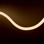 Ruban LED néon flexible blanc neutre, section circulaire courbée sur fond sombre