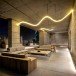 Ruban LED néon jaune ondulé, suspendu au plafond d'une terrasse extérieure