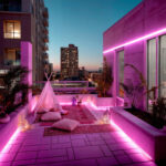 Ruban LED rose pour extérieur installé le long des bordures de terrasse, néon étanche