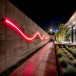 Ruban LED néon rouge ondulé fixé au mur extérieur, éclairage linéaire décoratif