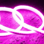 Ruban LED néon flexible rose, boucles lumineuses avec gouttes d'eau sur surface