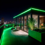Ruban LED néon vert installé en bordure de terrasse extérieure, éclairage linéaire LED flexible
