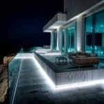 Ruban LED néon extérieur blanc froid encastré le long d'une terrasse en bordure