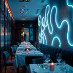 Ruban LED néon flexible bleu monté au mur formant motifs organiques d'éclairage d'ambiance