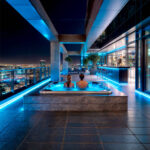 Ruban LED néon bleu extérieur installé le long d'une terrasse et autour d'un jacuzzi