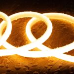 Ruban LED néon flexible blanc chaud en boucles sur surface texturée