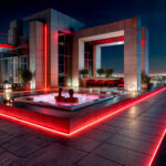 Ruban LED néon rouge flexible installé en bordure de terrasse et contour de spa extérieur
