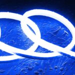 Ruban LED néon flexible bleu en bande continue, surface avec gouttes d'eau