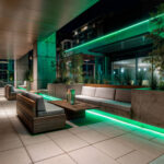 Ruban LED néon vert extérieur installé sous banquette et en bordure de plafond