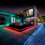 Ruban LED RGB extérieur multicolore installé en bordure de terrasse