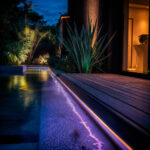 Ruban LED extérieur violet installé le long du bord d'une piscine sur terrasse bois