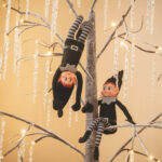 Sapin de Noël décoratif 150 cm avec guirlandes LED blanc chaud et lutins suspendus