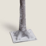 Socle de sapin artificiel avec tronc floqué et pied métallique carré fixé par vis