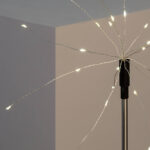 Piquet LED extérieur en forme de pissenlit, tiges argentées et LED blanches sur mât métallique
