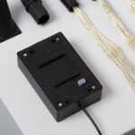 Boîtier de commande solaire noir avec câble et fils LED dorés pour guirlande extérieure