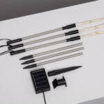 Piquets LED solaires avec tiges métalliques, embouts pointus et petit panneau solaire câblé