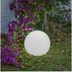 Lampe sphérique blanche opaline à poser sur pelouse, éclairage extérieur nomade