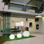 Lampe sphérique extérieure blanche, éclairage d'ambiance posée sur la pelouse