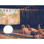 Lampe sphérique blanche posée au sol, lumière diffuse pour éclairage extérieur nomade